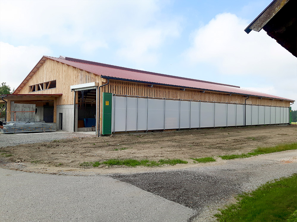 Windschutz beim landwirtschaftlichen Stall von Stallbau Paleczek im Bezirk Rohrbach